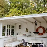 Dom wakacyjny Charming And Cozy Summerhouse In *